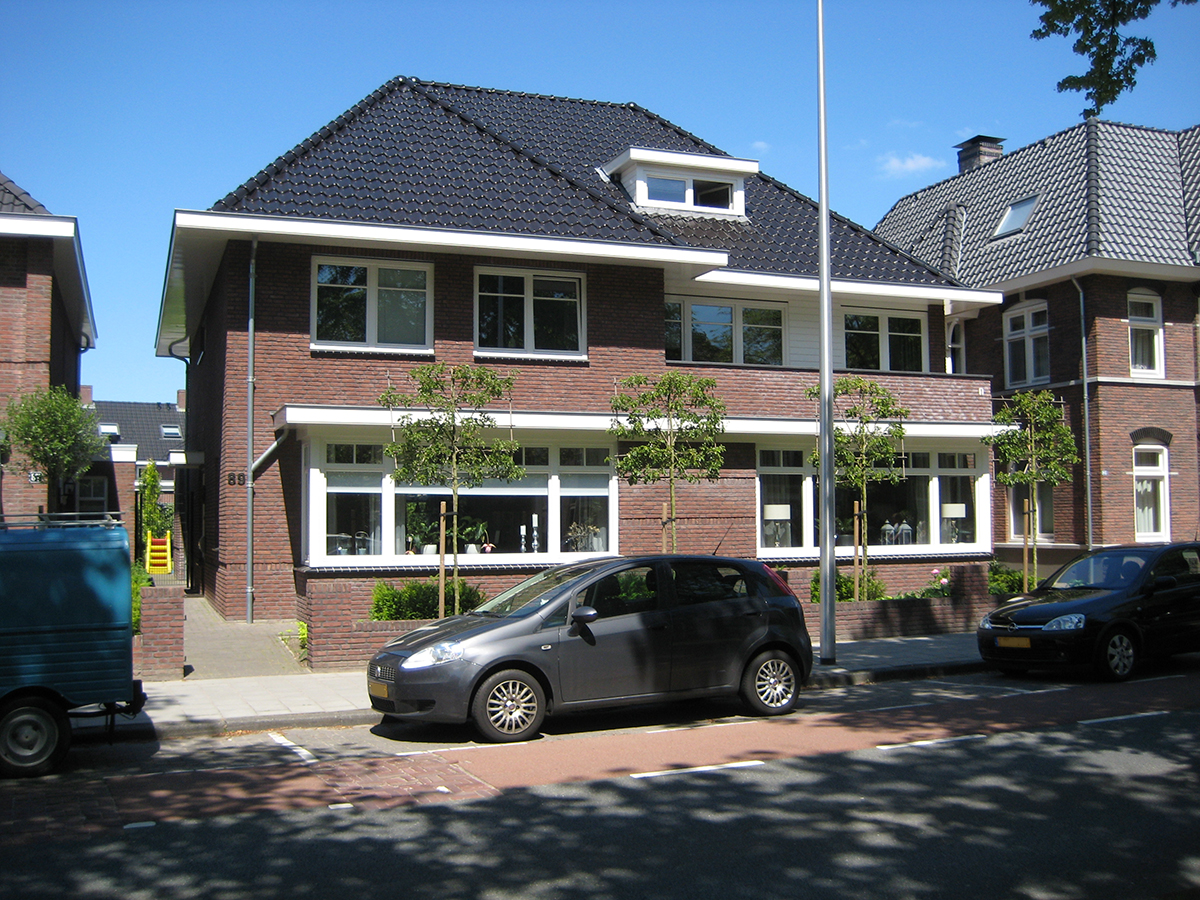 Klassieke twee-onder-een-kapwoning in jaren-30 stijl te Enschede.