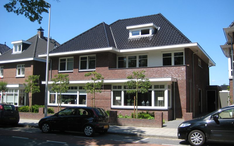 Klassieke twee-onder-een-kapwoning in jaren-30 stijl te Enschede.