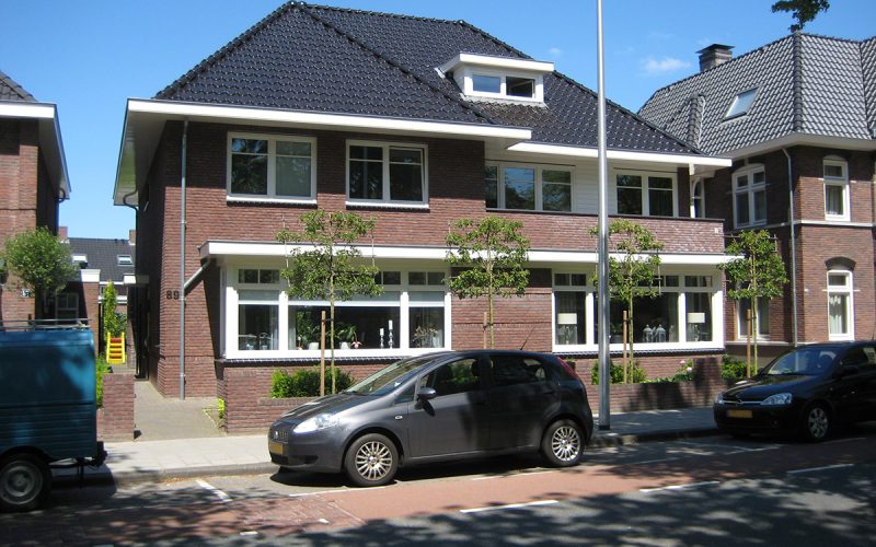 Klassieke twee-onder-een-kapwoning in jaren-30 stijl te Enschede.