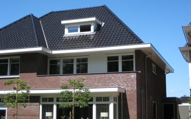 Klassieke twee-onder-een-kapwoning in jaren-30 stijl te Enschede.