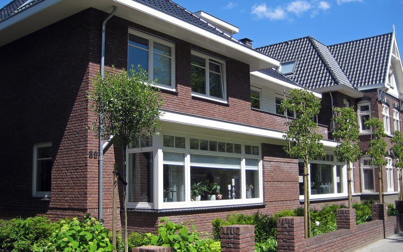 Klassieke twee-onder-een-kapwoning in jaren-30 stijl te Enschede.