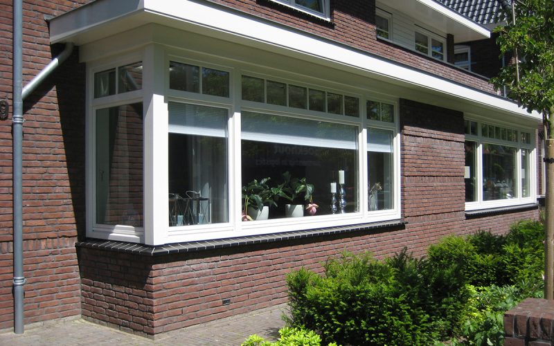 Klassieke twee-onder-een-kapwoning in jaren-30 stijl te Enschede.