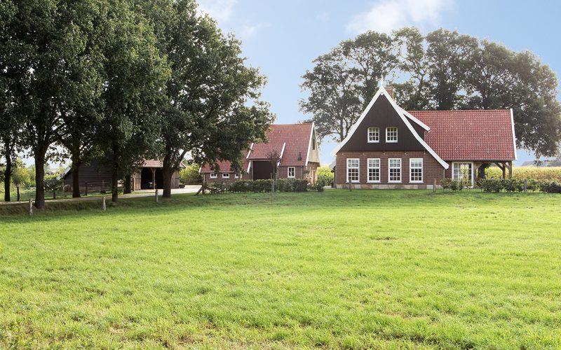 Boerderijwoning in Saksische bouwstijl, gelegen in Harbrinkhoek