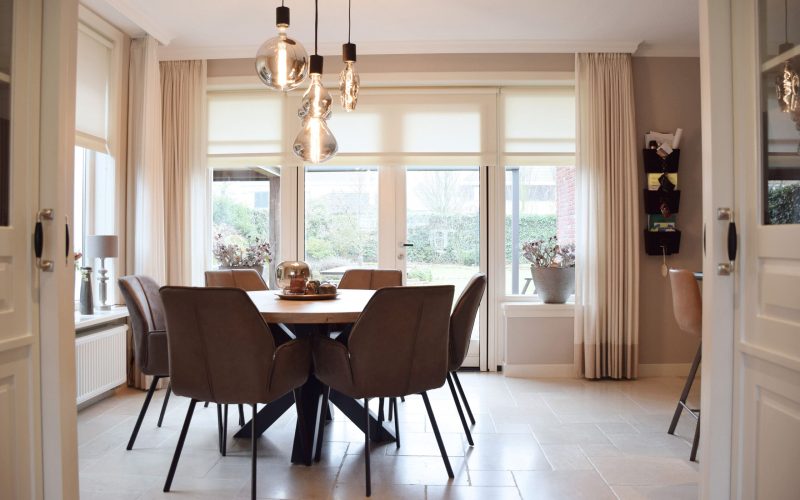 Interieur vrijstaande jaren-30 woning, woonkamer en keuken