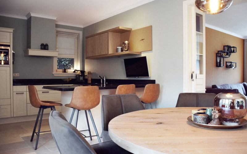 Interieur vrijstaande jaren-30 woning, woonkamer en keuken