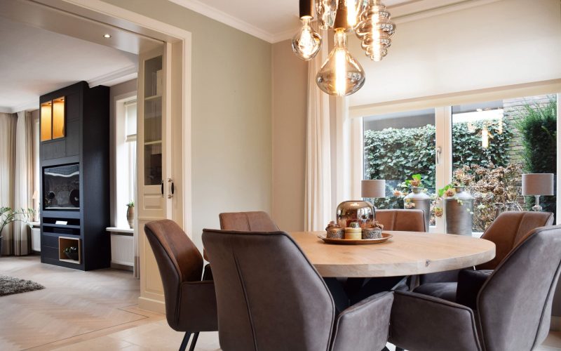 Interieur vrijstaande jaren-30 woning, woonkamer en keuken